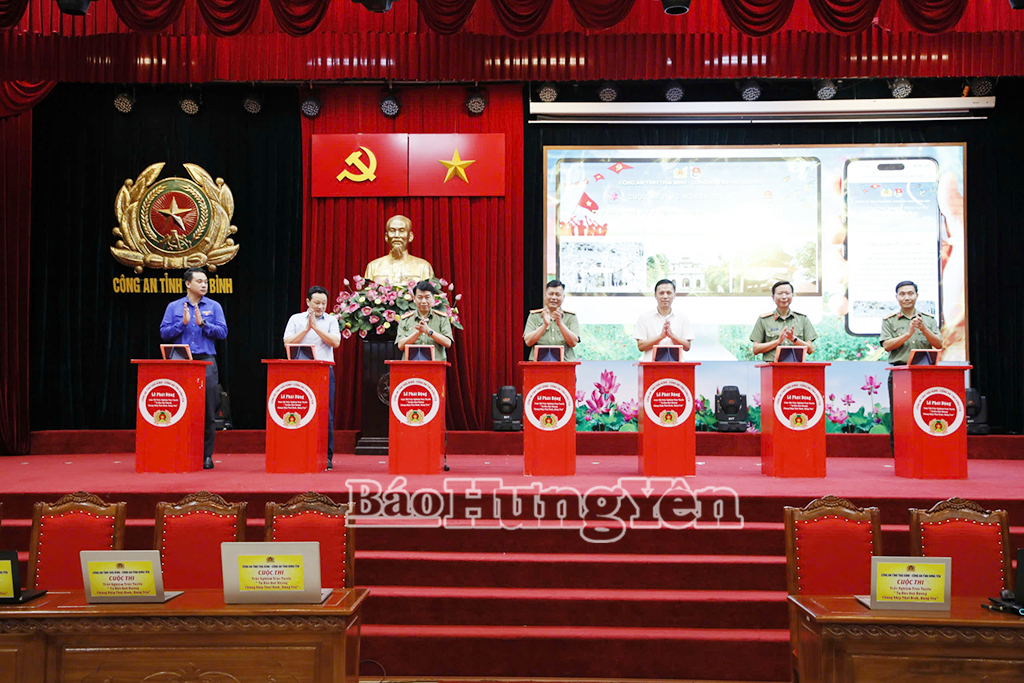 Các đại biểu bấm nút phát động cuộc thi