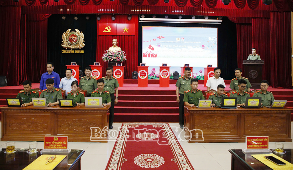 Các đại biểu hưởng ứng tham gia thi thông qua máy tính xách tay