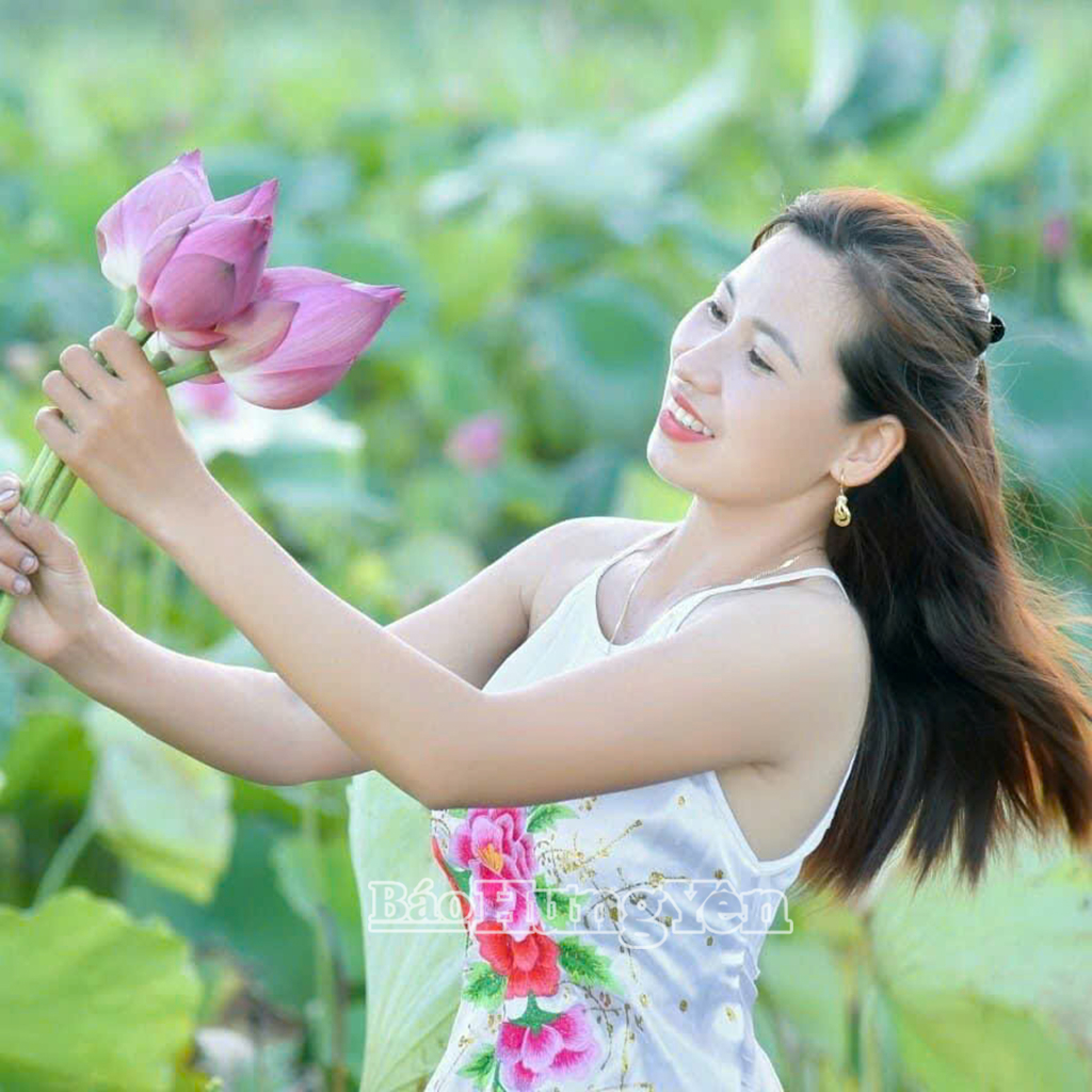 Tranh thủ mùa sen nhiều người chụp ảnh lưu lại hình ảnh đẹp