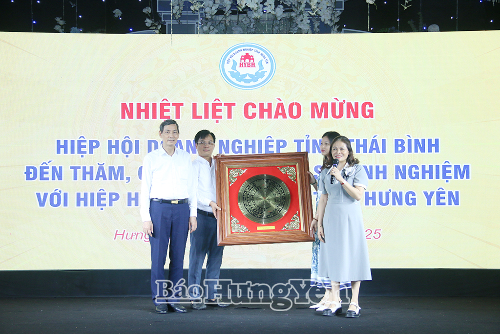 Hiệp hội Doanh nghiệp tỉnh Hưng Yên tặng sản phẩm làng nghề của Hưng Yên cho Hiệp hội Doanh nghiệp tỉnh Thái Bình