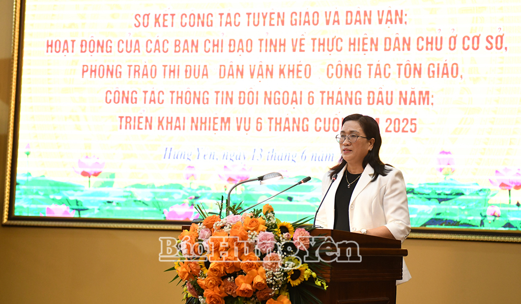 Đồng chí Đinh Thị Mai, Phó Trưởng ban Tuyên giáo và Dân vận Trung ương phát biểu tại hội nghị
