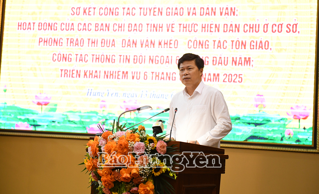 Đồng chí Trần Quốc Toản, Phó Bí thư Thường trực Tỉnh ủy, Chủ tịch HĐND tỉnh phát biểu tại hội nghị