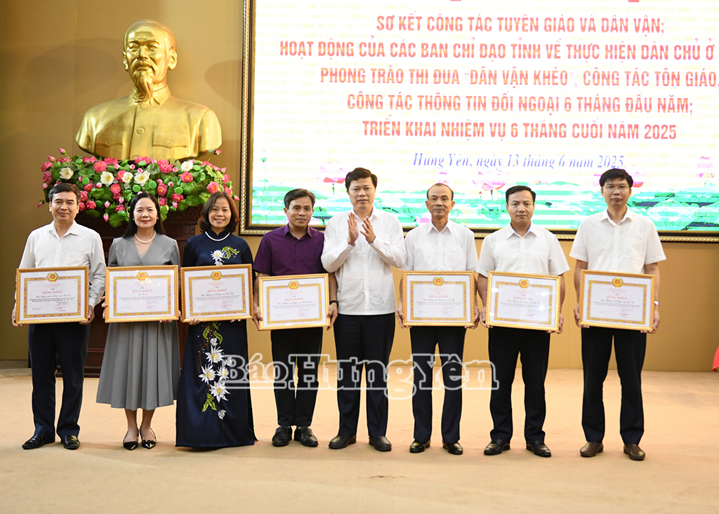 Đồng chí Trần Quốc Toản, Phó Bí thư Thường trực Tỉnh ủy, Chủ tịch HĐND tỉnh trao Bằng khen của Ban Thường vụ Tỉnh ủy tặng các tập thể có thành tích xuất sắc