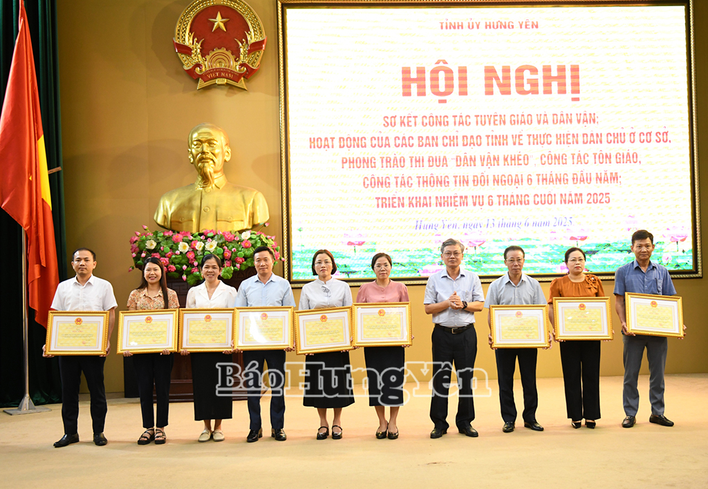 Đồng chí Nguyễn Duy Hưng, Phó Chủ tịch UBND tỉnh trao Bằng khen của Chủ tịch UBND tỉnh tặng các tập thể có thành tích xuất sắc