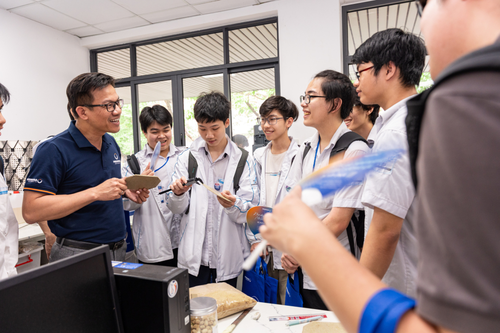Các bạn học sinh tham gia trải nghiệm chương trình Campus Visit Phenikaa nhằm tìm hiểu ngành nghề và môi trường học tập đại học thực tế