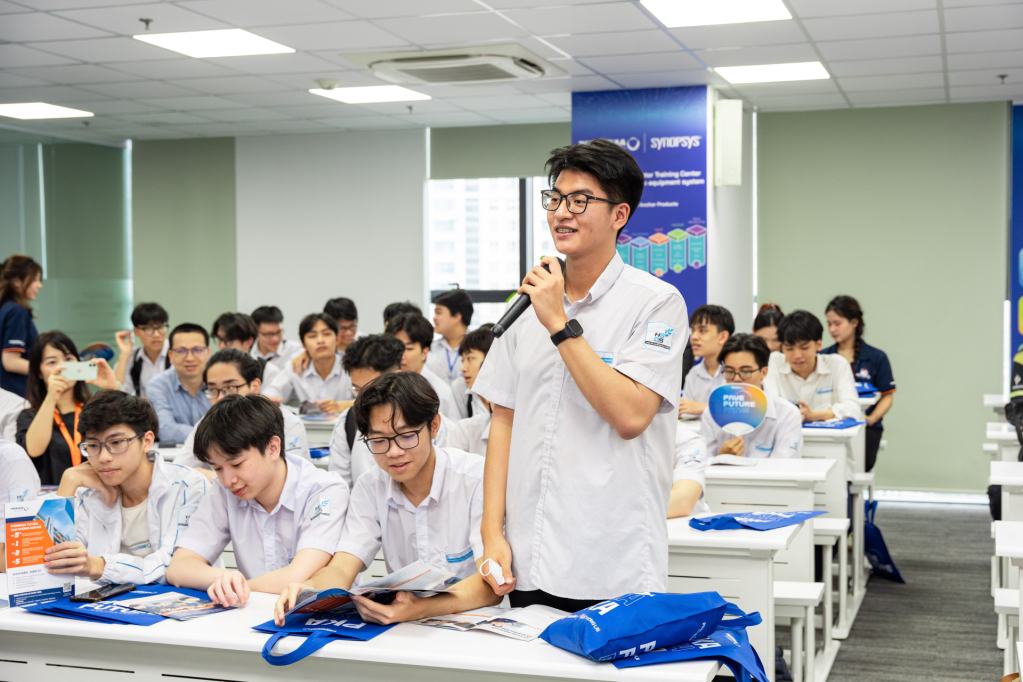 Các bạn học sinh tích cực, chủ động giao lưu và tìm hiểu ngành nghề tại Phenikaa