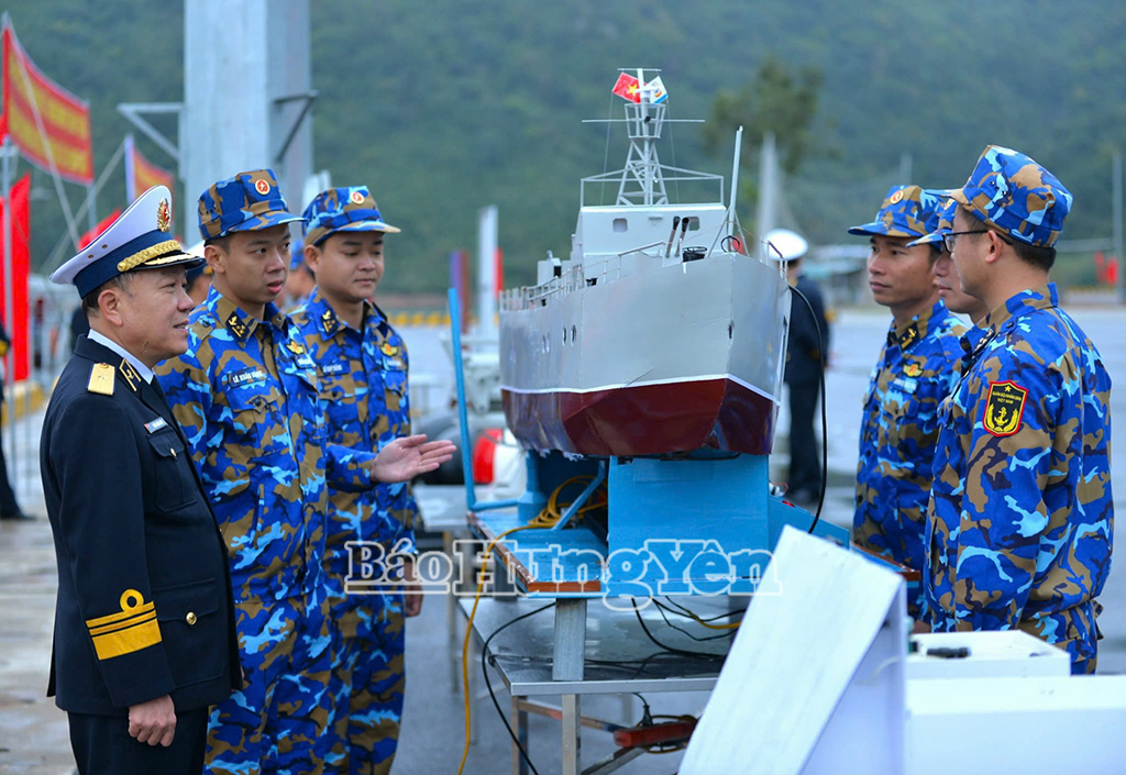 Chuẩn Đô đốc Trần Xuân Văn, Bí thư Đảng uỷ, Chính uỷ Vùng động viên các cá nhân có mô hình học cụ tiêu biểu năm 2024(ảnh Nguyễn Á)