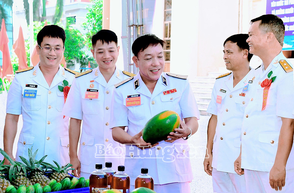 Chuẩn Đô đốc Trần Xuân Văn, Bí thư Đảng uỷ, Chính uỷ Vùng và các đại biểu tham quan trưng bày tại Đại hội Thi đua Quyết thắng của Vùng giai đoạn2019-2024