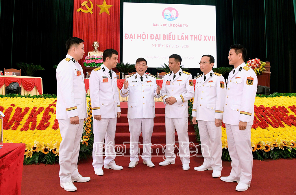 Chuẩn Đô đốc Trần Xuân Văn, Bí thư Đảng ủy, Chính ủy Vùng dự và chỉ đạo Đại hội đại biểu Lữ đoàn 170 lần thứ XVII nhiệm kỳ 2025-2030