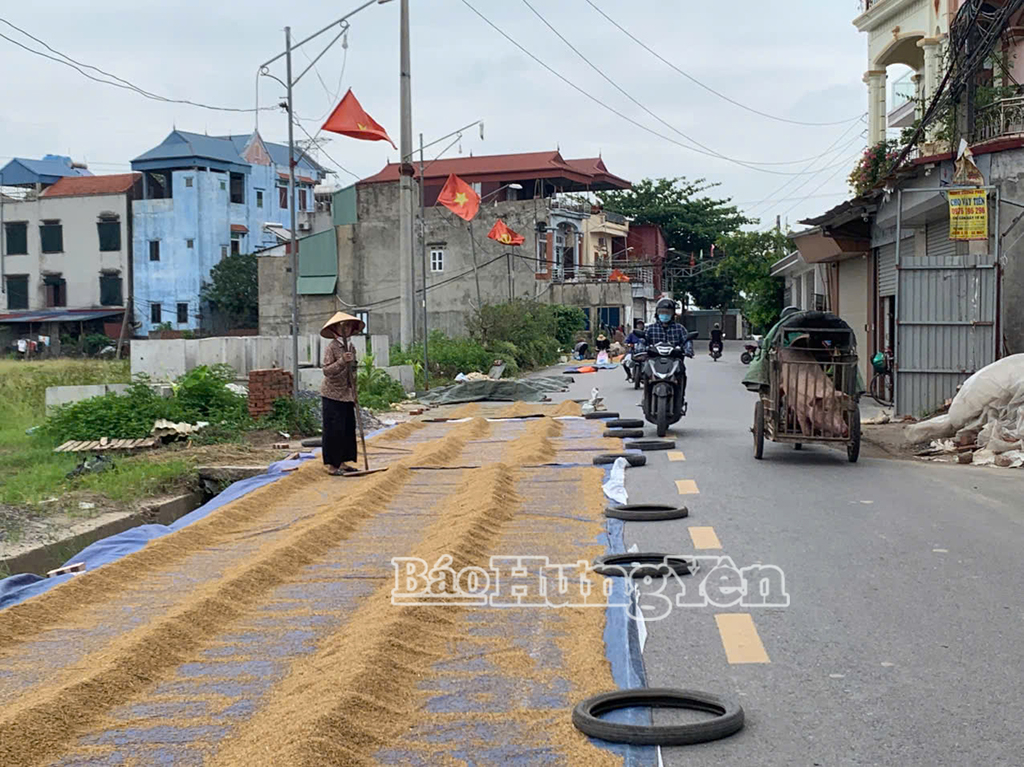 Không chỉ phơi thóc dưới lòng đường, người dân xã Chí Minh (Khoái Châu) còn dùng các đồ vật cồng kềnh để chặn thóc gây mất an toàn giao thông 