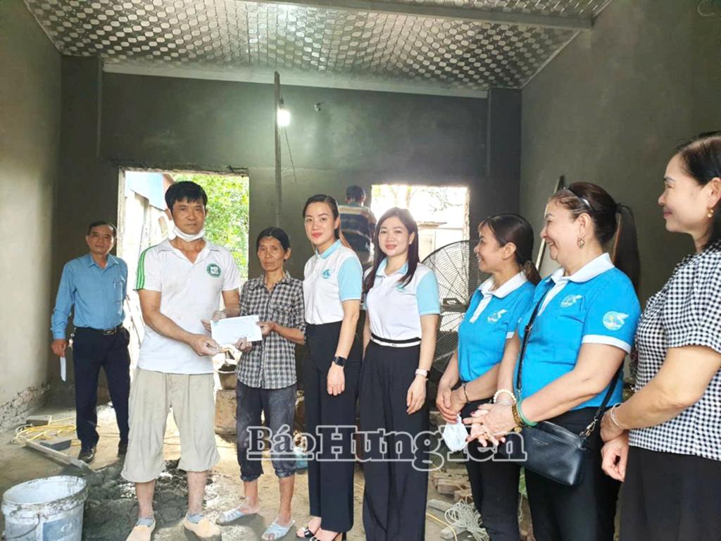 Lãnh đạo Hội LHPN thị xã Mỹ Hào trao hỗ trợ mái ấm tình thương cho hội viên nghèo