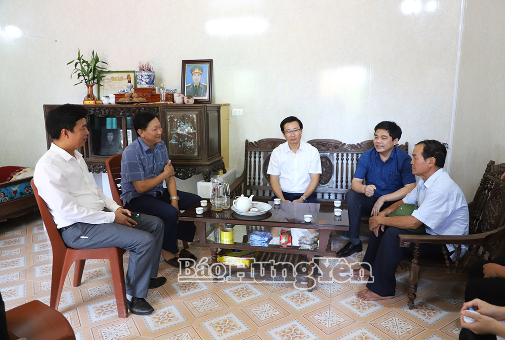 Chủ tịch Ủy ban MTTQ Việt Nam tỉnh Nguyễn Bật Khánh thăm, động viên hộ nghèo tại huyện Ân Thi