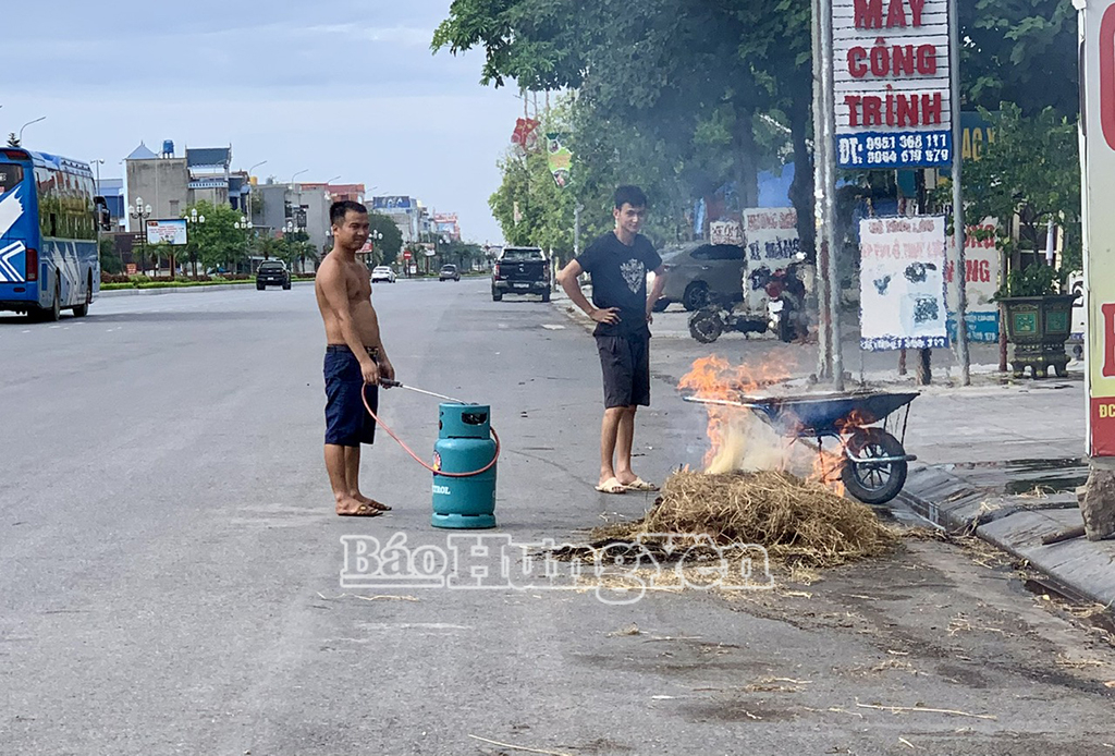 Đốt rơm thui chó, mèo ngay dưới lòng đường gây mất an toàn giao thông, mất mỹ quan đô thị (Ảnh chụp lúc 8h ngày 19/6, trên đường Nguyễn Văn Linh, đoạn qua phường Lam Sơn, thành phố Hưng Yên)