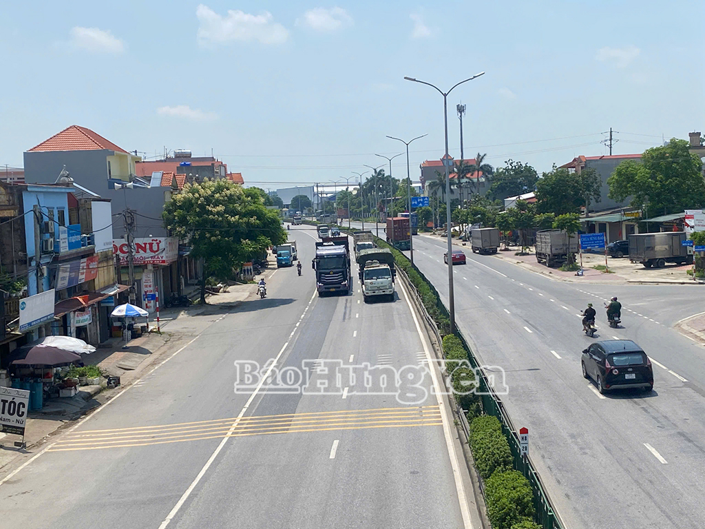Quốc lộ 5 qua địa phận tỉnh là đường một chiều với dải phân cách cứng thường xuyên có nhiều phương tiện tải trong lớn tham gia giao thông