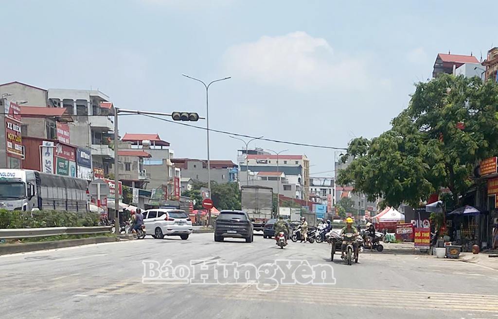 Xe máy kéo theo thùng chở hàng phía sau đi ngược chiều trên Quốc lộ 5 tại khu vực chợ Đường Cái (Văn Lâm)Ảnh chụp ngày 16/6 