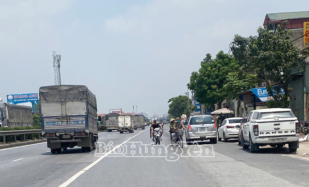 Xe đạp, xe máy cùng đi ngược chiều trên Quốc lộ 5 đoạn qua phường Dị Sử, thị xã Mỹ HàoẢnh chụp ngày 17/6/2025