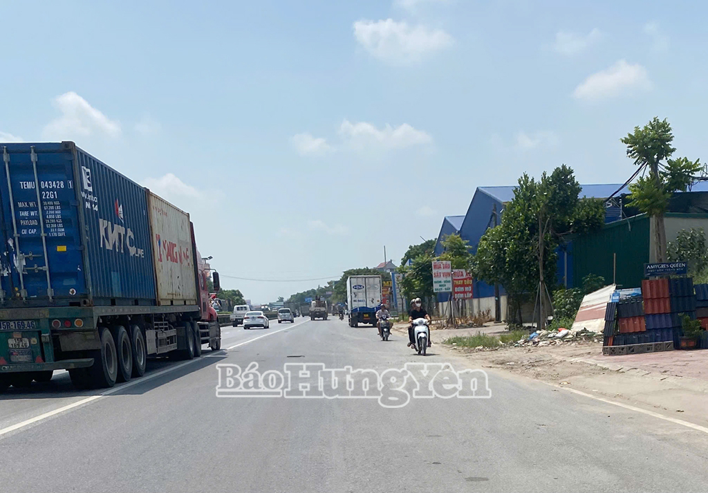 Nhiều xe máy đi ngược chiều trên Quốc lộ 5 đoạn qua phường Phùng Chí Kiên, thị xã Mỹ HàoẢnh chụp ngày 17/6