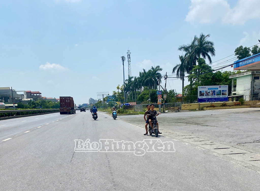 Thanh niên chở nhau trên xe đạp điện không đội mũ bảo hiểm đi ngược chiều trên Quốc lộ 5 đoạn qua thị xã Mỹ HàoẢnh chụp ngày 16/6