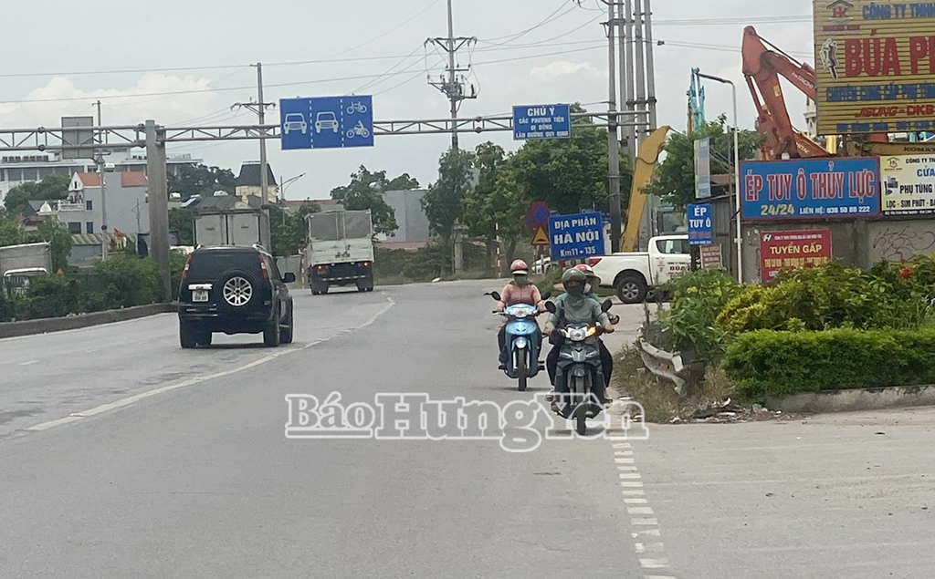 Nhiều xe máy đi ngược chiều trên Quốc lộ 5 qua địa phận thị trấnNhư Quỳnh (Văn Lâm)Ảnh chụp ngày 19/6/2025