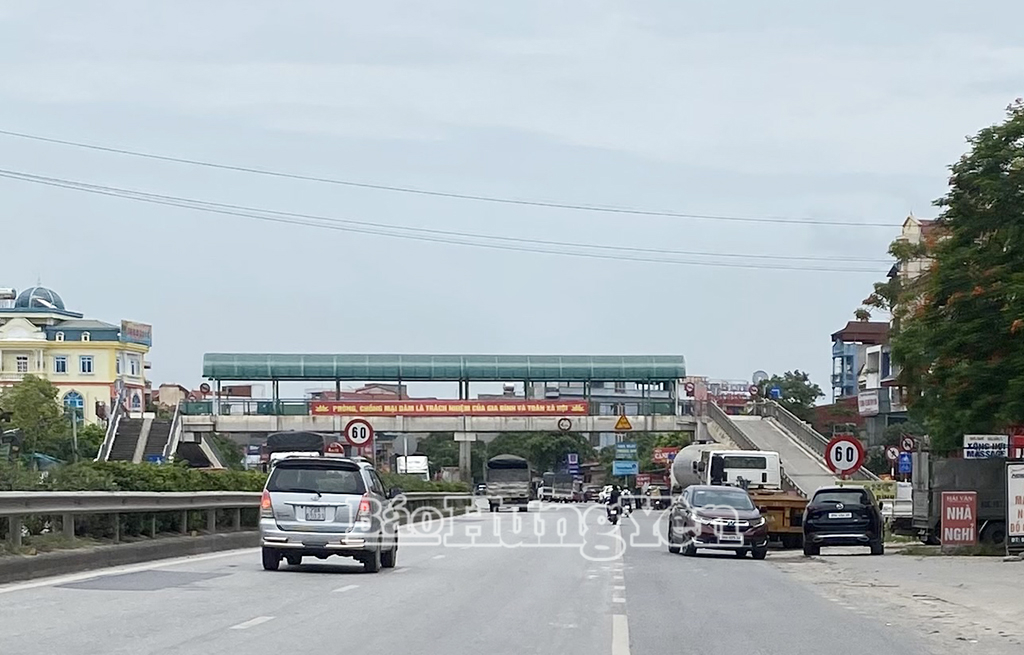 Thậm chí một số xe ô tô cũng đi ngược chiều trên Quốc lộ 5 đoạn qua xã Trưng Trắc (Văn Lâm)Ảnh chụp ngày 19/6