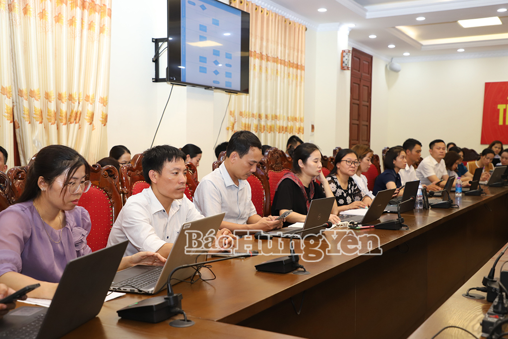 Cán bộ phụ trách bộ phận văn thư các cơ quan Đảng tại hội nghị tập huấn