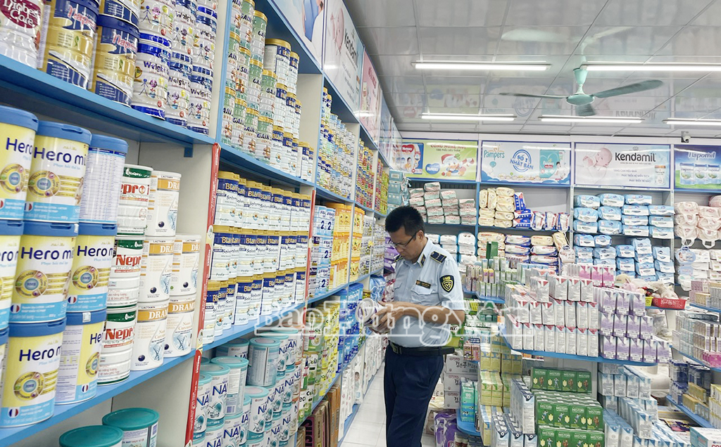 Lực lượng quản lý thị trường tỉnh kiểm tra các sản phẩm sữa tại huyện Tiên Lữ