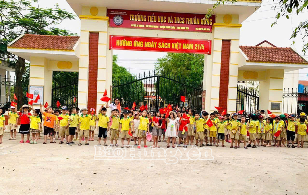 Trường Mầm non Thuần Hưng (Khoái Châu) tổ chức cho trẻ mầm non 5 tuổi tham quan trường tiểu học