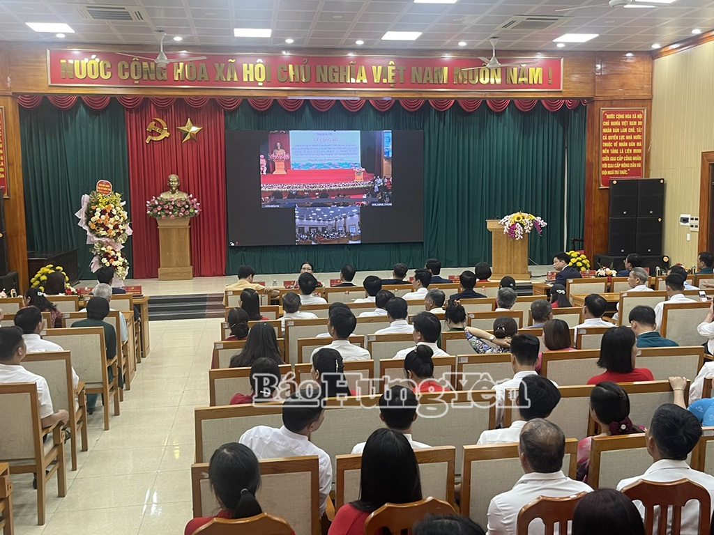 Điểm cầu phường Phố Hiến (mới) rất đông cán bộ và người dân đế dựlễ công bố