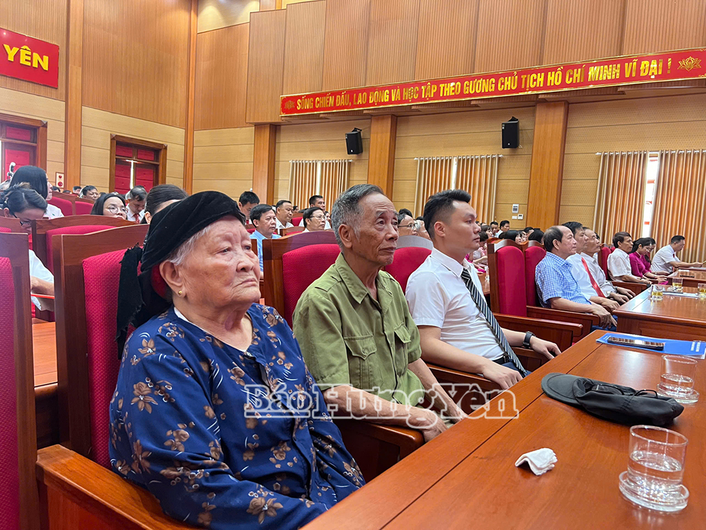 Cụ Nguyễn Thị Bi (ngoài cùng bên trái) đến dự lễ công bố trực tuyến tại điểm cầu xã Việt Yên (mới)