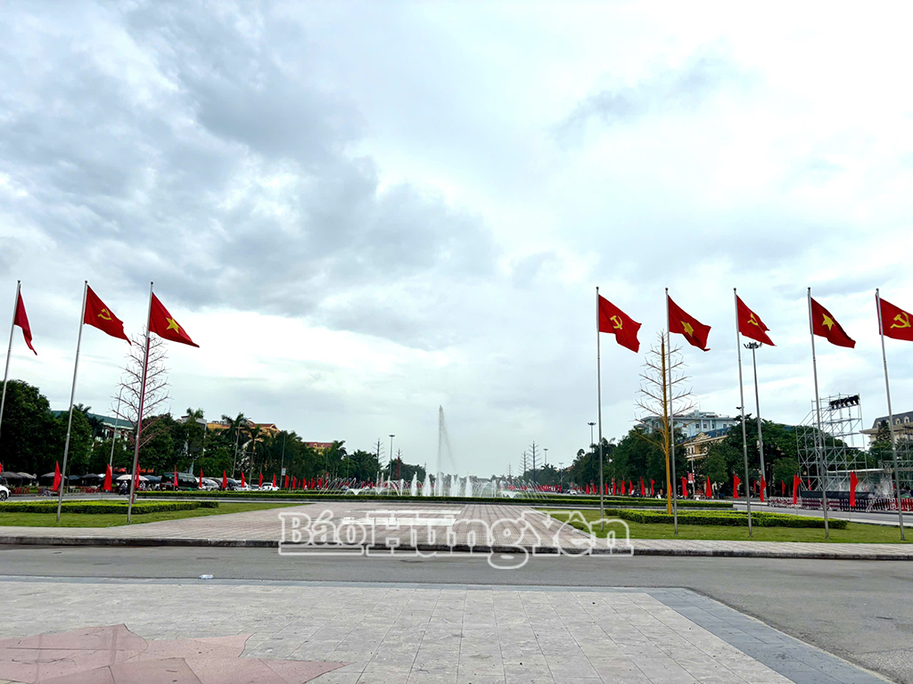 Khu vực Quảng trường Nguyễn Văn Linh tung bay cờ đỏ sao vàng như chào đón sự kiện trọng đại của đất nước, của tỉnh