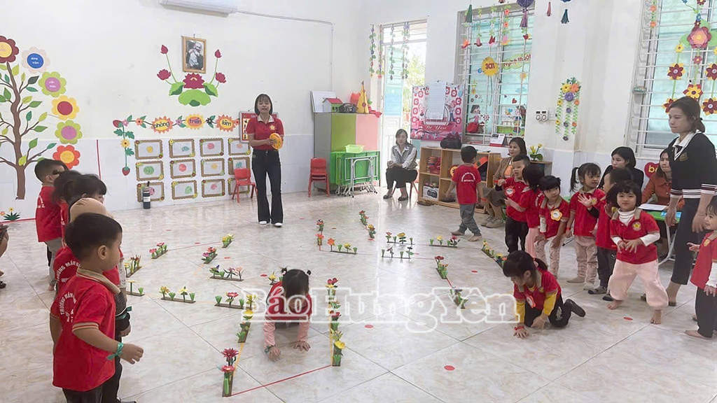 Một giờ học tại Trường mầm non Hàm Tử (Khoái Châu) với nhiều đồ dùng, đồ chơi là sản phẩm của các cô giáo sáng tạo