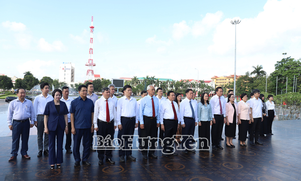 Dâng hoa tưởng niệm Tổng Bí thư Nguyễn Văn Linh