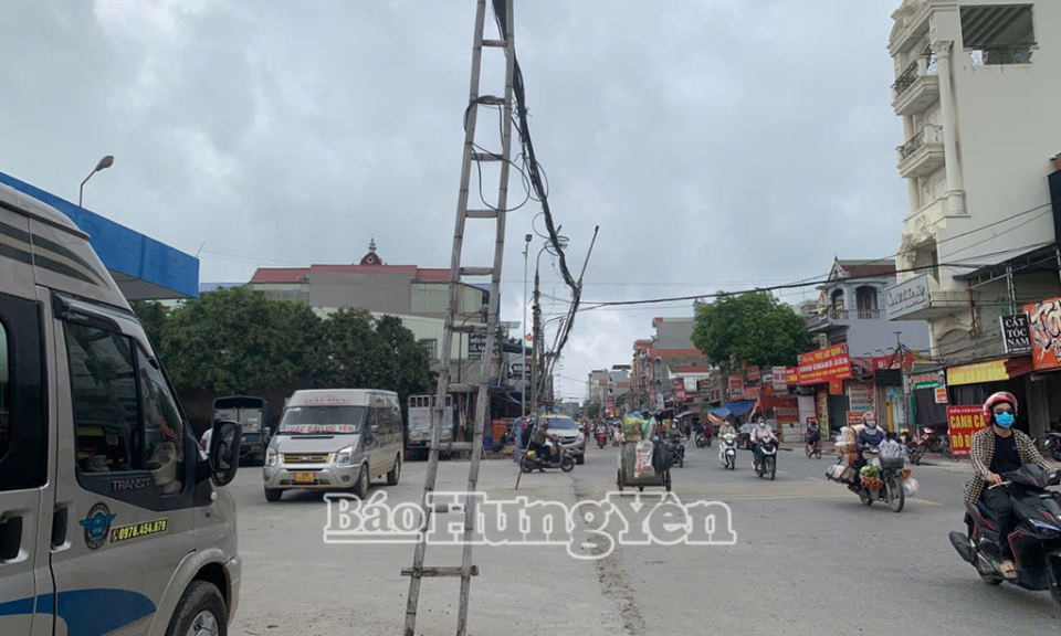 Nguy cơ mất an toàn từ việc chống dây cáp viễn thông bằng thang tre, thang sắt