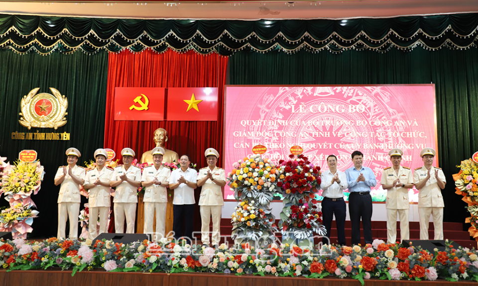 Công bố quyết định của Bộ trưởng Bộ Công an và Giám đốc Công an tỉnh về công tác tổ chức, cán bộ