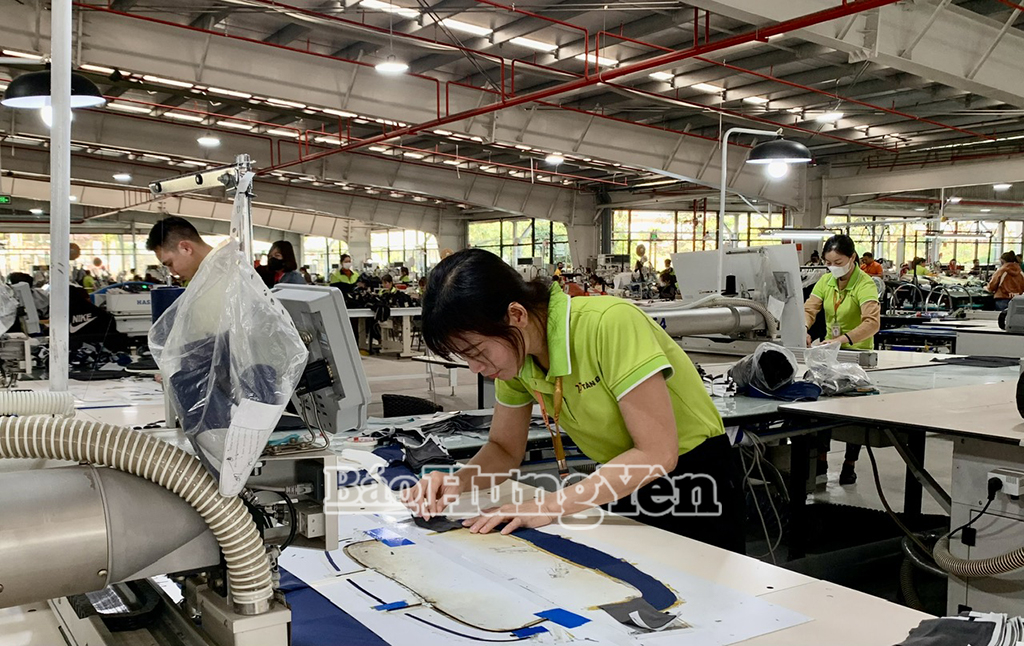 Công nhân làm việc tại Nhà máy Tân Đệ 9