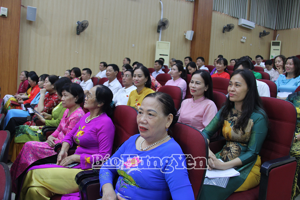 Các ông, bà đại biểu HĐND phường Phố Hiến tham dự hội nghị