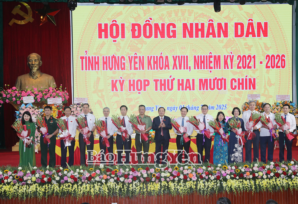 Đồng chí Trần Quốc Văn, Phó Bí thư Tỉnh ủy, Chủ tịch HĐND tỉnh tặng hoa chúc mừng các đồng chí Trưởng các Ban của HĐND tỉnh, Ủy viên UBND tỉnh, nhiệm kỳ 2021 – 2026