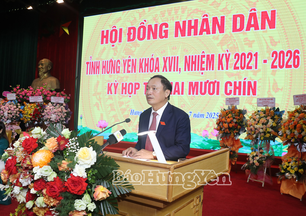 Đồng chí Trần Quốc Văn, Phó Bí thư Tỉnh ủy, Chủ tịch HĐND tỉnh phát biểu tại kỳ họp