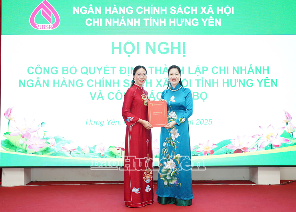 Phó Tổng Giám đốc Ngân hàng CSXH Việt Nam Nguyễn Thị Hằng trao Quyết định điều đồng, giao quyền Giám đốc Chi nhánh Ngân hàng CSXH tỉnh cho bà Chu Thị Bích Lan.
