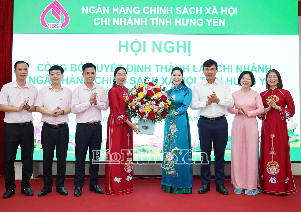 Phó Tổng Giám đốc Ngân hàng CSXH Việt Nam Nguyễn Thị Hằng và Phó Chủ tịch Thường trực UBND tỉnh Nguyễn Lê Huy tặng hoa chúc mừng tập thể lãnh đạo Chi nhánh Ngân hàng CSXH tỉnh 