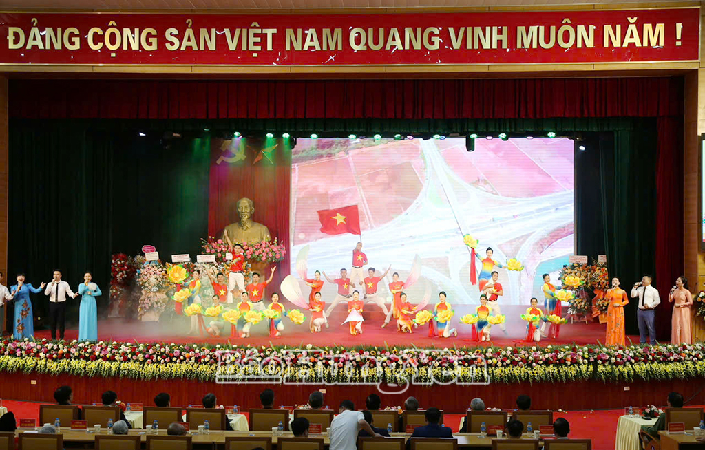 Một tiết mục văn nghệ chào mừng tại Lễ kỷ niệm (Ảnh Lê Hiếu)