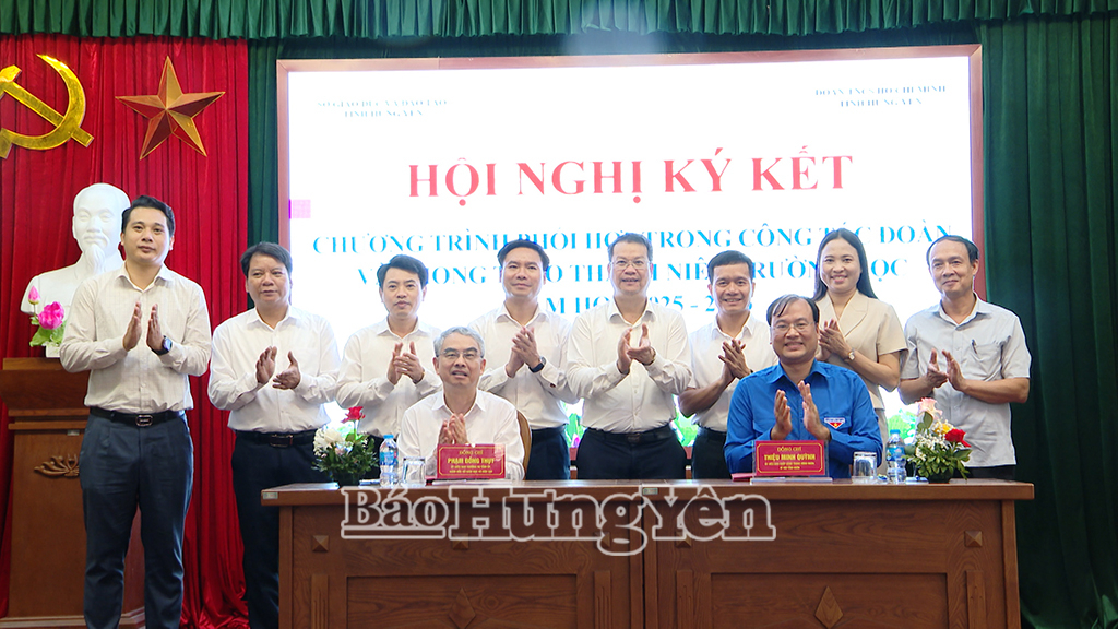 Đồng chí Nguyễn Mạnh Hùng, Phó Bí thư Tỉnh uỷ, Chủ tịch Uỷ Ban MTTQ Việt Nam tỉnh chứng kiến ký kết chương trình phối hợp giữa 2 cơ quan.