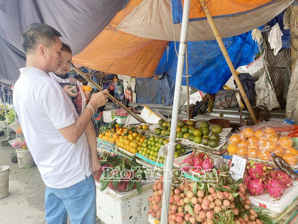 Người dân thanh toán trực tuyến qua mã QR tại chợ Như Quỳnh