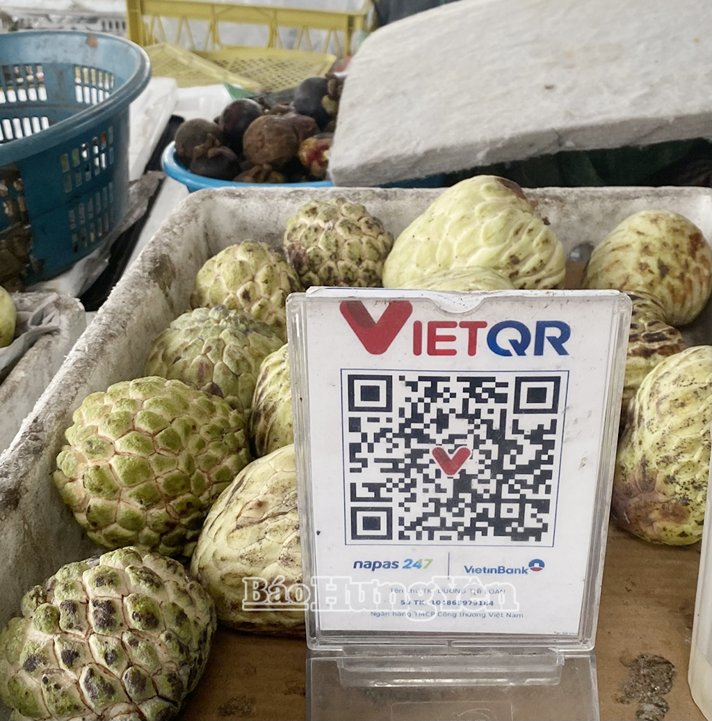 Hầu hết các tiểu thương tại chợ truyền thống trong tỉnh đều có mã QR phục vụ thanh toán trực tuyến