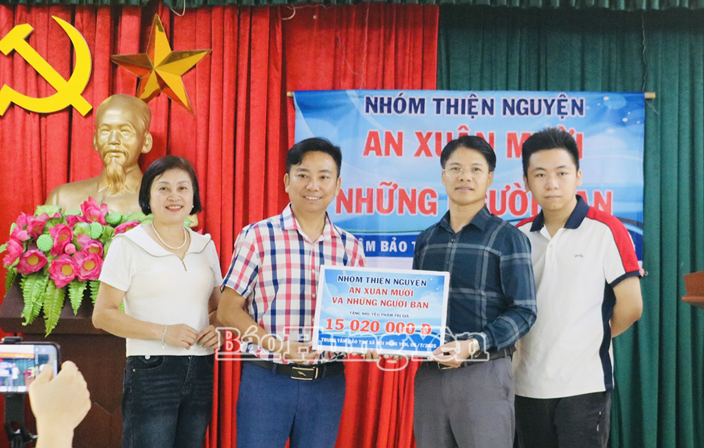 Nhóm An Xuân Mười và những người bạn tặng quà cho những người có hoàn cảnh đặc biệt đang được chăm sóc, nuôi dưỡng tại Trung tâm Bảo trợ xã hội và Công tác xã hội tỉnh Hưng Yên