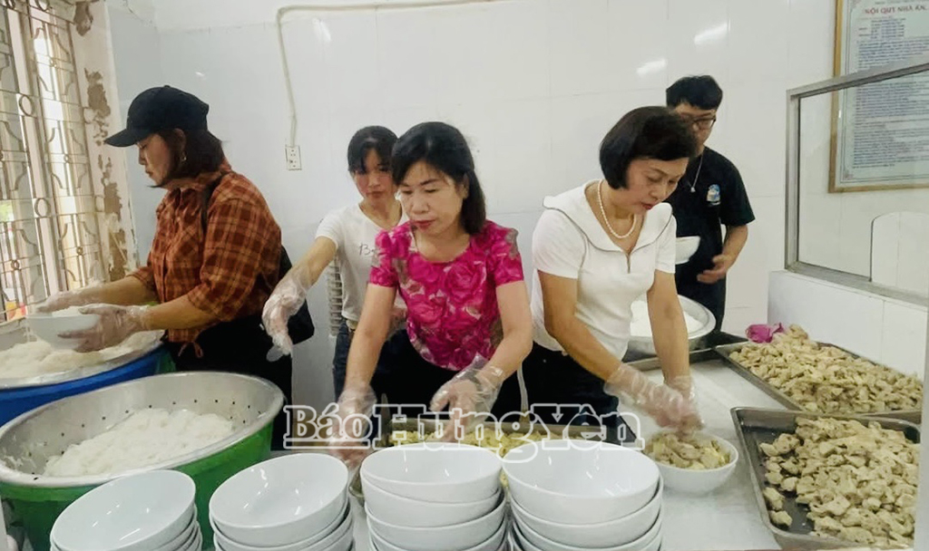 Các tình nguyện viên nấu ăn thiện nguyện