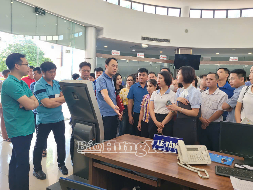 Công chức, viên chức các xã, phường thực tế tại Trung tâm Phục vụ hành chính công tỉnh Hưng Yên