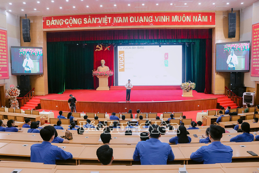 Quang cảnh hội nghị tập huấn tại điểm cầu Trung tâm hội nghị tỉnh