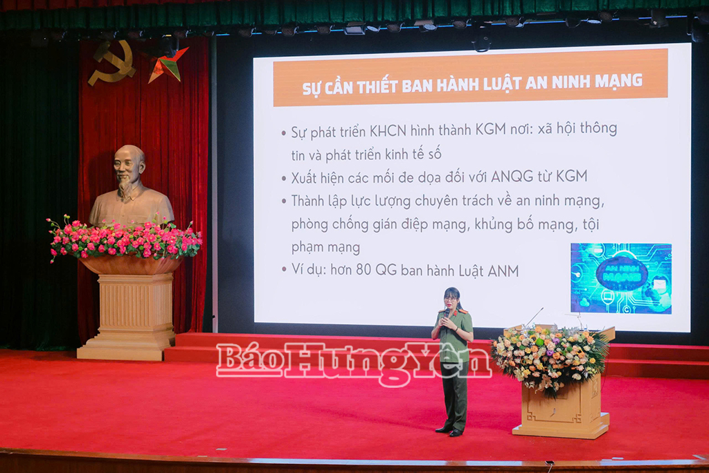 Giảng viên thuyết trình tại hội nghị tập huấn