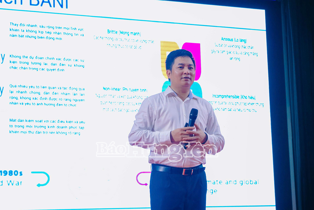 Giảng viên thuyết trình tại hội nghị tập huấn 